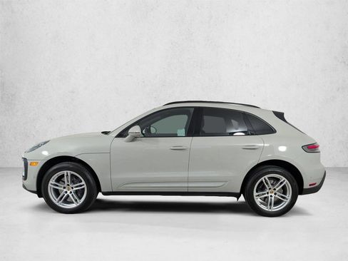 Certified 2022 Porsche Macan AWD/4WD image 2