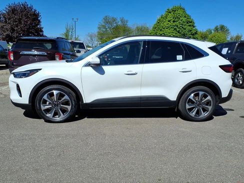 Used 2023 Ford Escape Platinum w/ Premium Technology Package AWD/4WD image 2