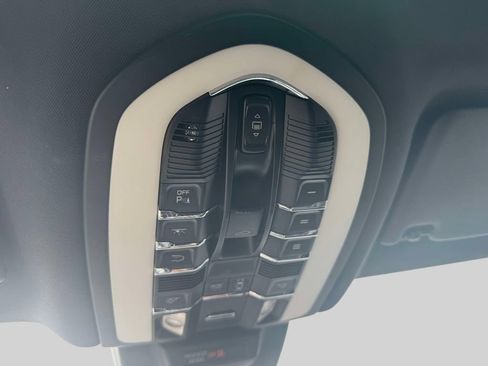 Used 2021 Porsche Macan AWD/4WD image 30