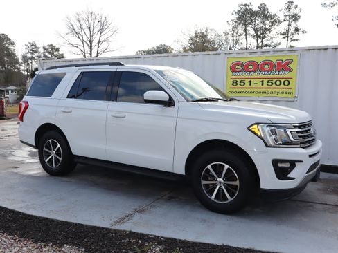 Used 2018 Ford Expedition XLT image 2