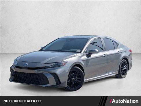 Used 2025 Toyota Camry SE FWD image 1