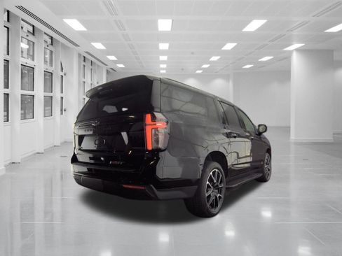 Used 2024 Chevrolet Suburban RST w/ Luxury Package RWD image 3