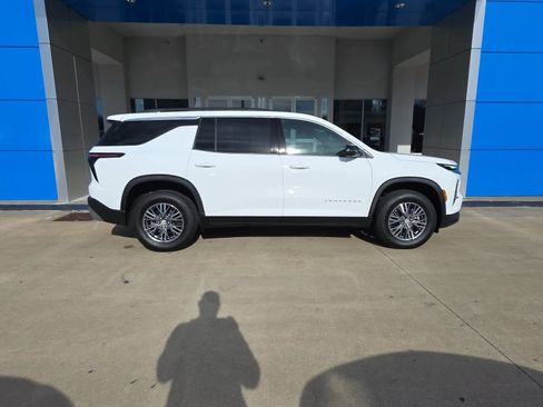 Used 2025 Chevrolet Traverse LT w/ Driver Confidence Package image 1