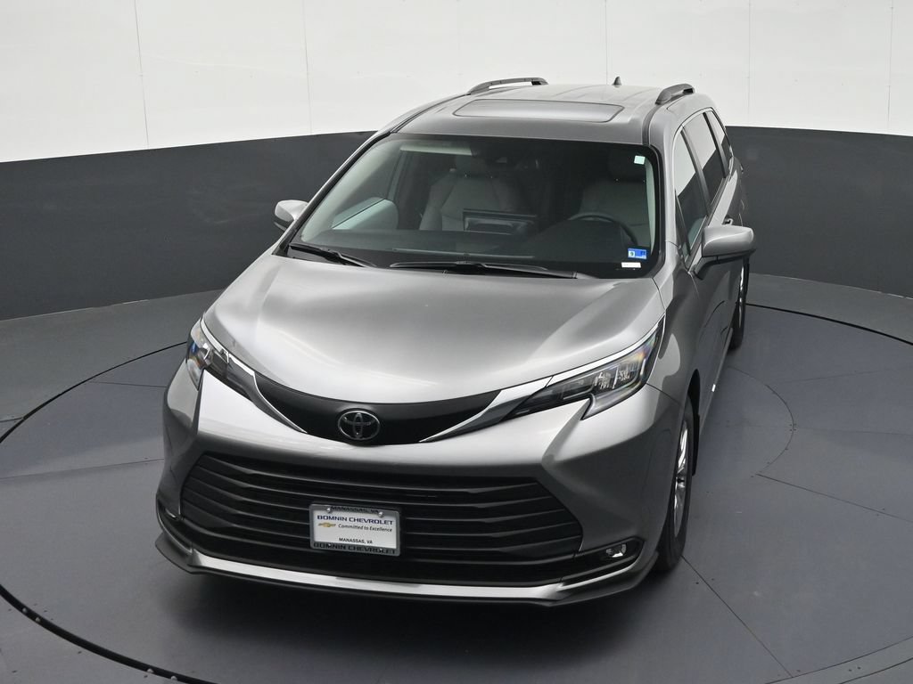 Used 2026 Toyota Sienna XLE FWD image 32