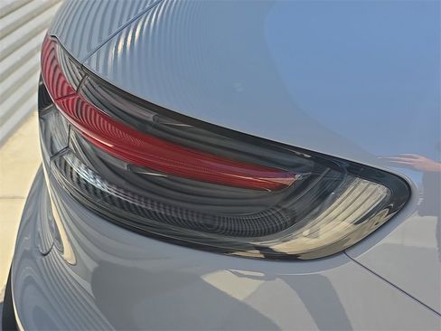 Certified 2025 Porsche Macan image 16