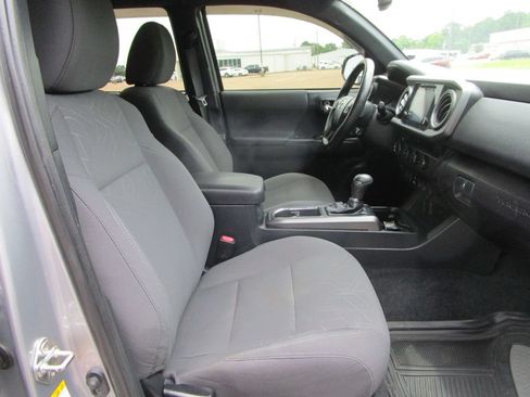 Used 2018 Toyota Tacoma TRD Off-Road AWD/4WD image 23