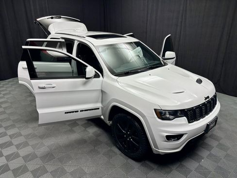 Used 2017 Jeep Grand Cherokee Altitude AWD/4WD image 21