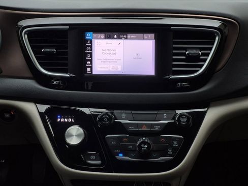 Used 2024 Chrysler Voyager LX image 9