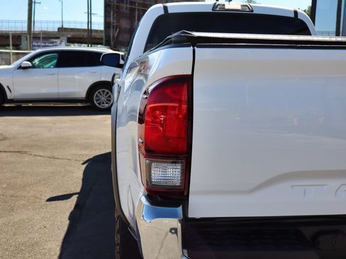 Used 2018 Toyota Tacoma TRD Off-Road AWD/4WD image 14