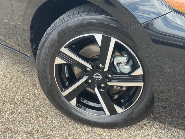 Used 2025 Nissan Sentra SV FWD image 2