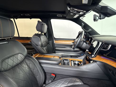Used 2023 Jeep Grand Wagoneer Series III image 25