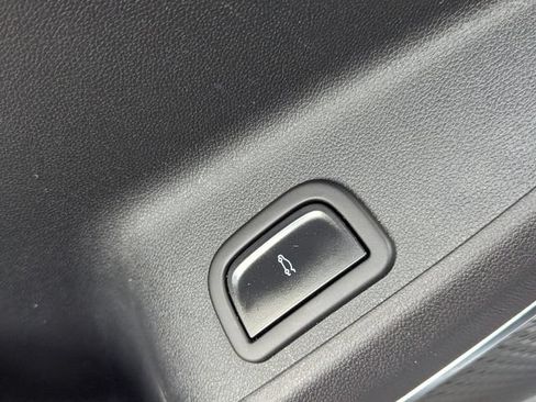 Used 2025 Chevrolet Traverse High Country FWD image 15
