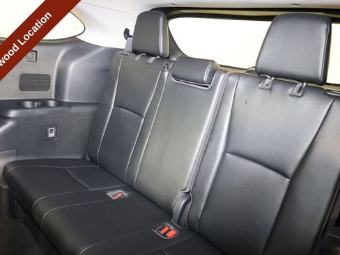 Used 2022 Toyota Highlander XLE AWD/4WD image 12