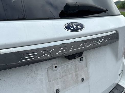 Used 2020 Ford Explorer XLT w/ Equipment Group 202A AWD/4WD image 17