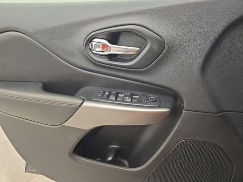 Used 2019 Jeep Cherokee Latitude Plus FWD image 33