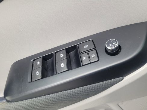 Used 2019 Toyota Highlander LE image 27