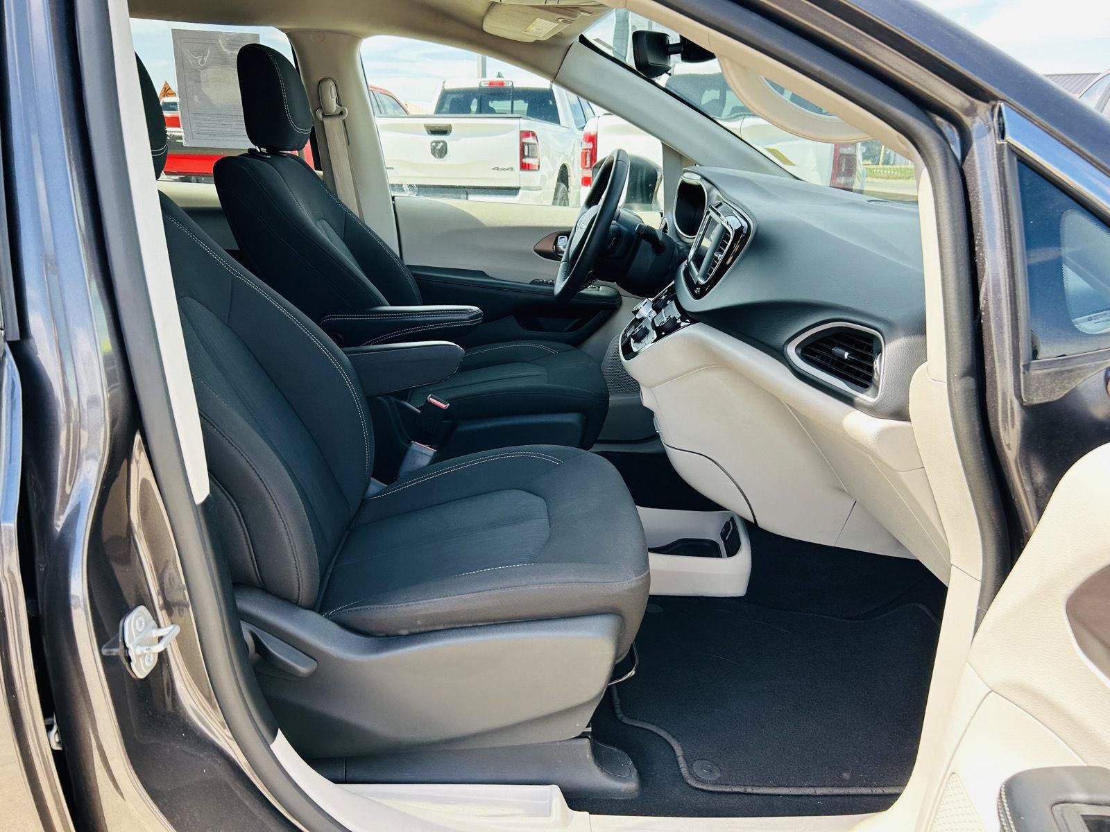 Used 2023 Chrysler Voyager LX FWD image 29