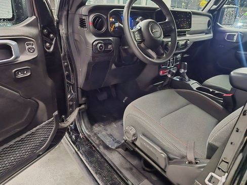 Used 2025 Jeep Wrangler Unlimited Rubicon AWD/4WD image 15