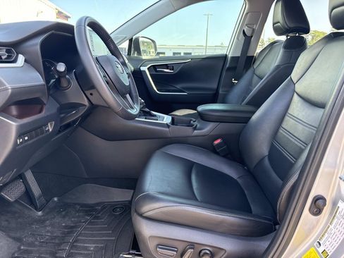 Used 2020 Toyota RAV4 Limited FWD image 22
