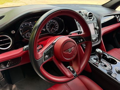 Used 2018 Bentley Bentayga AWD/4WD image 37