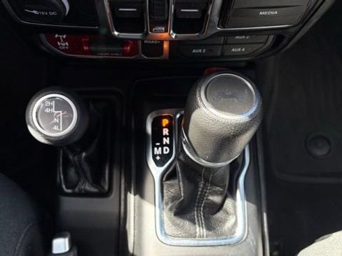 Used 2024 Jeep Wrangler Unlimited Sport AWD/4WD image 29