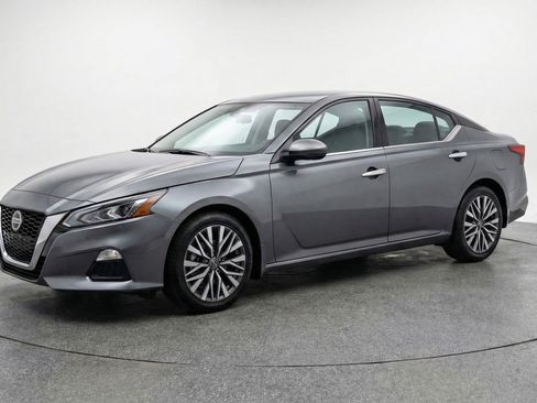 Used 2025 Nissan Altima 2.5 SV image 3