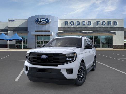New 2026 Ford Expedition Active image 2
