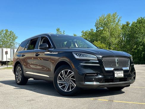Used 2023 Lincoln Aviator AWD image 2