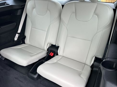 Certified 2023 Volvo XC90 T8 Plus AWD/4WD image 17