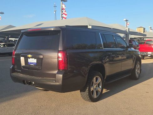 Used 2016 Chevrolet Suburban LT RWD image 8