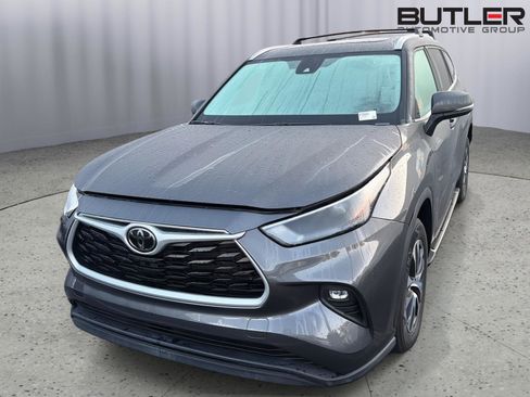 Used 2022 Toyota Highlander XLE FWD image 2