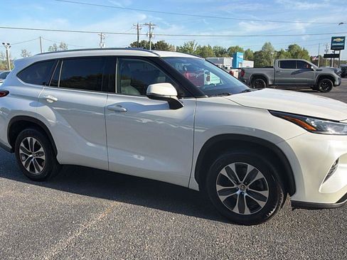 Used 2020 Toyota Highlander XLE image 3