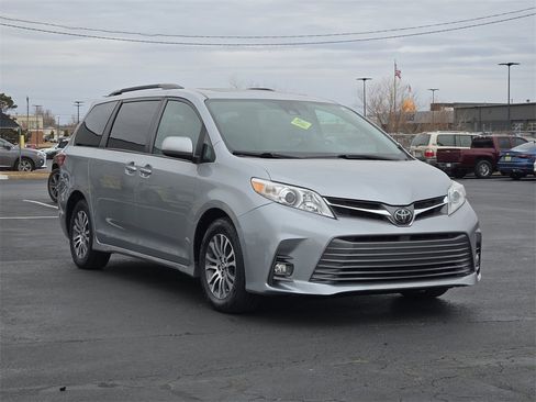Used 2018 Toyota Sienna XLE Premium image 3