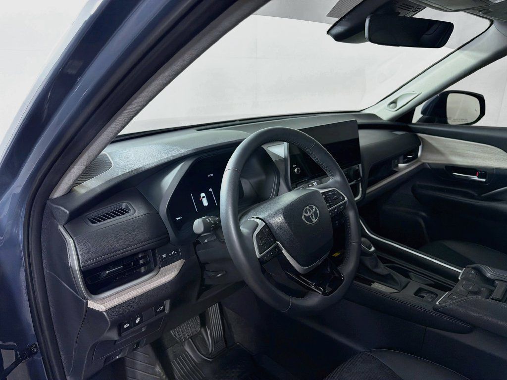 Used 2025 Toyota Grand Highlander AWD image 10