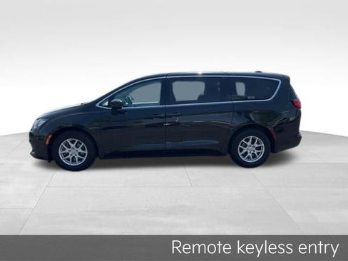 Used 2017 Chrysler Pacifica Touring image 4