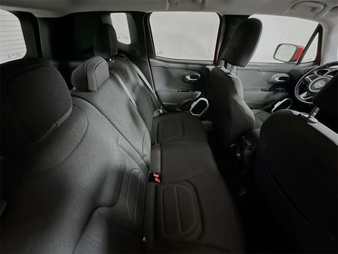 Used 2018 Jeep Renegade Latitude w/ Cold Weather Group image 25