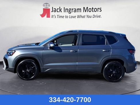 Certified 2025 Volkswagen Taos SE w/ Panoramic Sunroof Package image 2