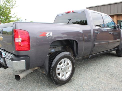 Used 2011 Chevrolet Silverado 2500 LT w/ Interior Plus Package AWD/4WD image 6