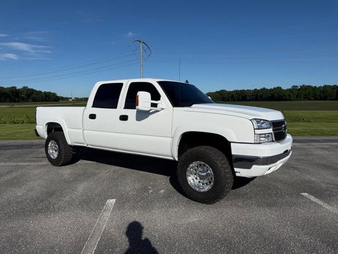 Used 2007 Chevrolet Silverado 2500 LT w/ Heavy-Duty Power Package AWD/4WD image 3