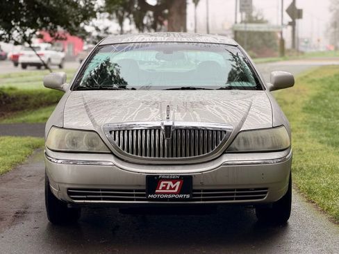 Used 2005 Lincoln Town Car Signature image 3