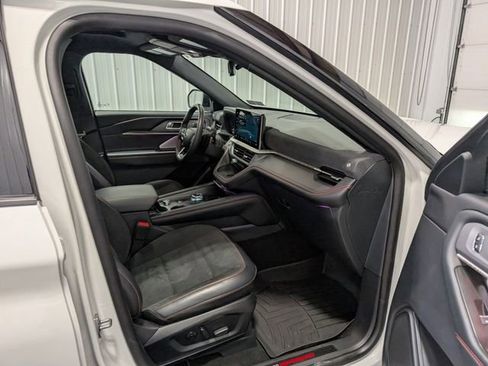 Used 2025 Ford Explorer ST image 30