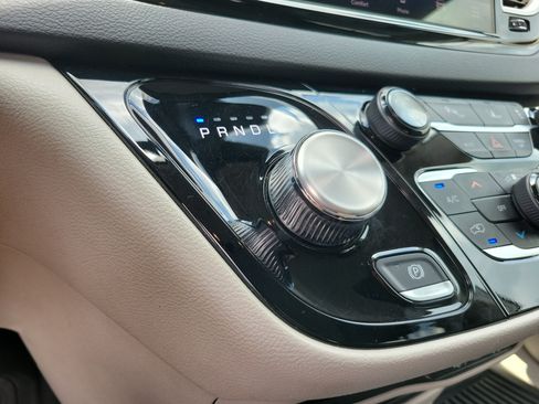 Used 2024 Chrysler Pacifica Touring-L FWD image 19