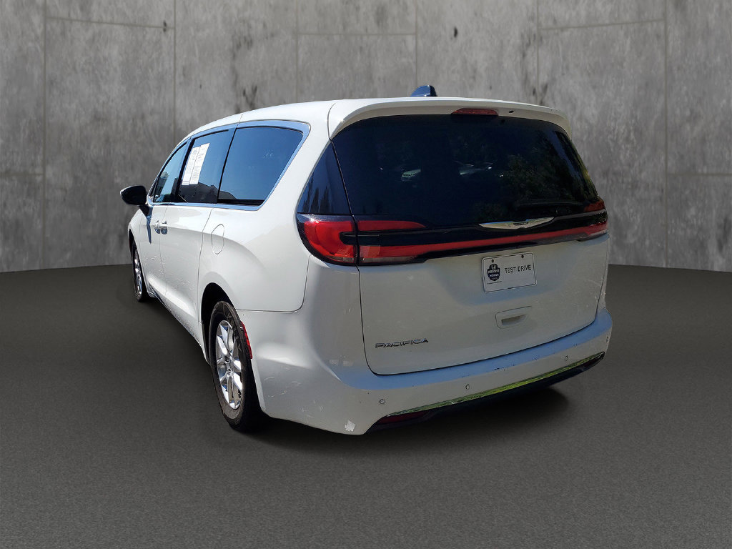 Used 2023 Chrysler Pacifica Touring-L FWD image 4
