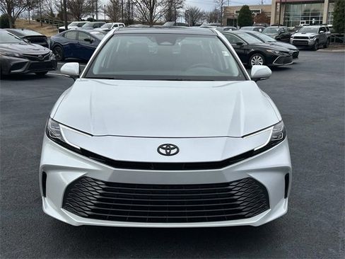 Used 2025 Toyota Camry XLE image 9