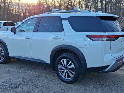 Certified 2024 Nissan Pathfinder SL image 6