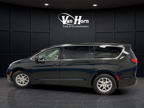 Used 2023 Chrysler Pacifica Touring-L FWD image 4
