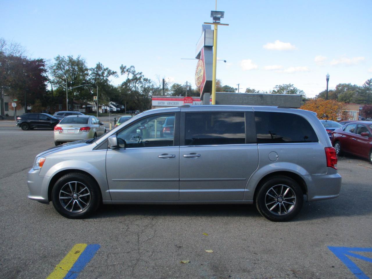 Used 2016 Dodge Grand Caravan SXT FWD image 4
