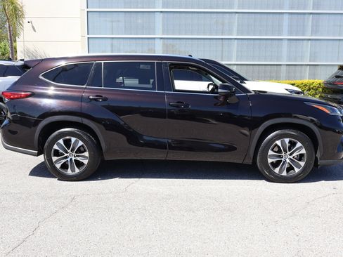 Used 2021 Toyota Highlander XLE image 11