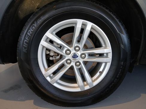 Used 2024 Ford Explorer XLT w/ Equipment Group 202A AWD/4WD image 9