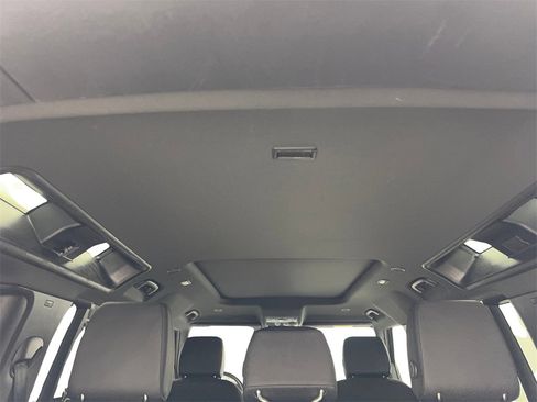 Used 2025 Land Rover Defender 110 S image 71